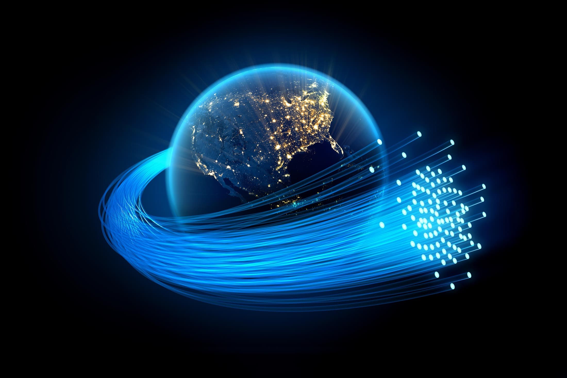 Jordkloden med lysende bynett og blå fiberoptiske kabler som symboliserer global kommunikasjon